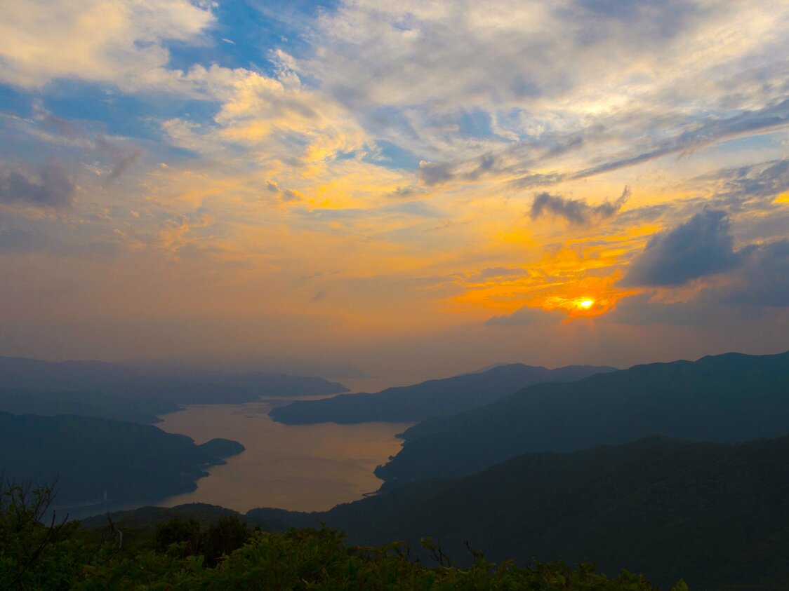从汤湾岳公园的观景台，可以纵览夕阳下的烧内湾美景
