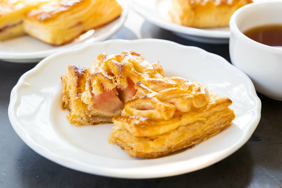Las tartas de Tamura Farm se pueden conseguir en varios establecimientos. Su producto se caracteriza por usar manzanas kōgyoku de su propia huerta. La fruta que se alcanza a ver entre la masa de la tarta luce deliciosa.