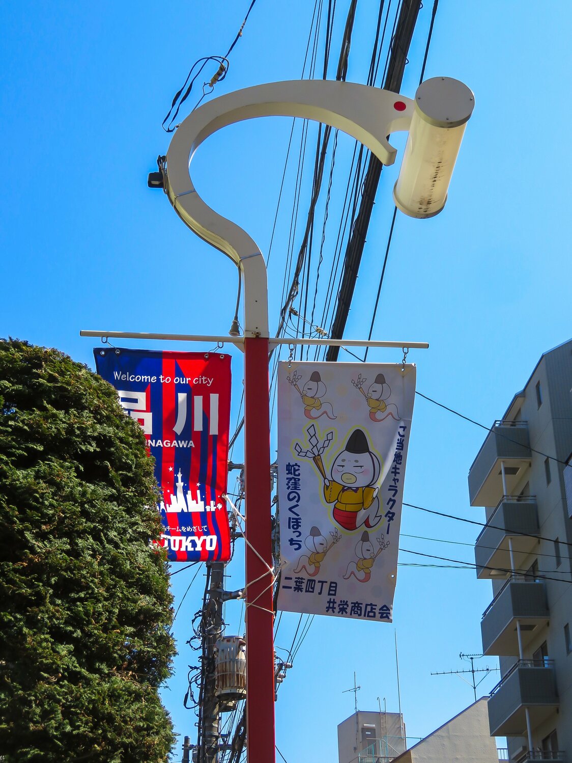 Las calles comerciales están bordeadas de farolas decoradas con motivos de serpientes. La serpiente blanca es un verdadero personaje local. (Imagen del autor)