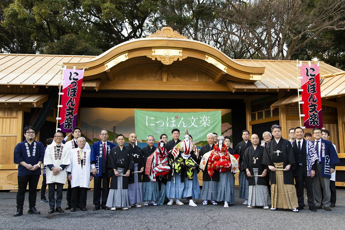 「にっぽん文楽in明治神宮」の会場はJR原宿駅から徒歩1分足らず。吉野のひのきを使った組み立て式の舞台が美しい