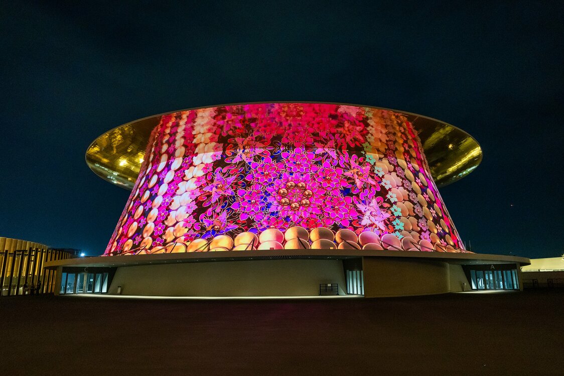 At night the structure itself is a stage for projection-mapping shows. (© Nippon.com)