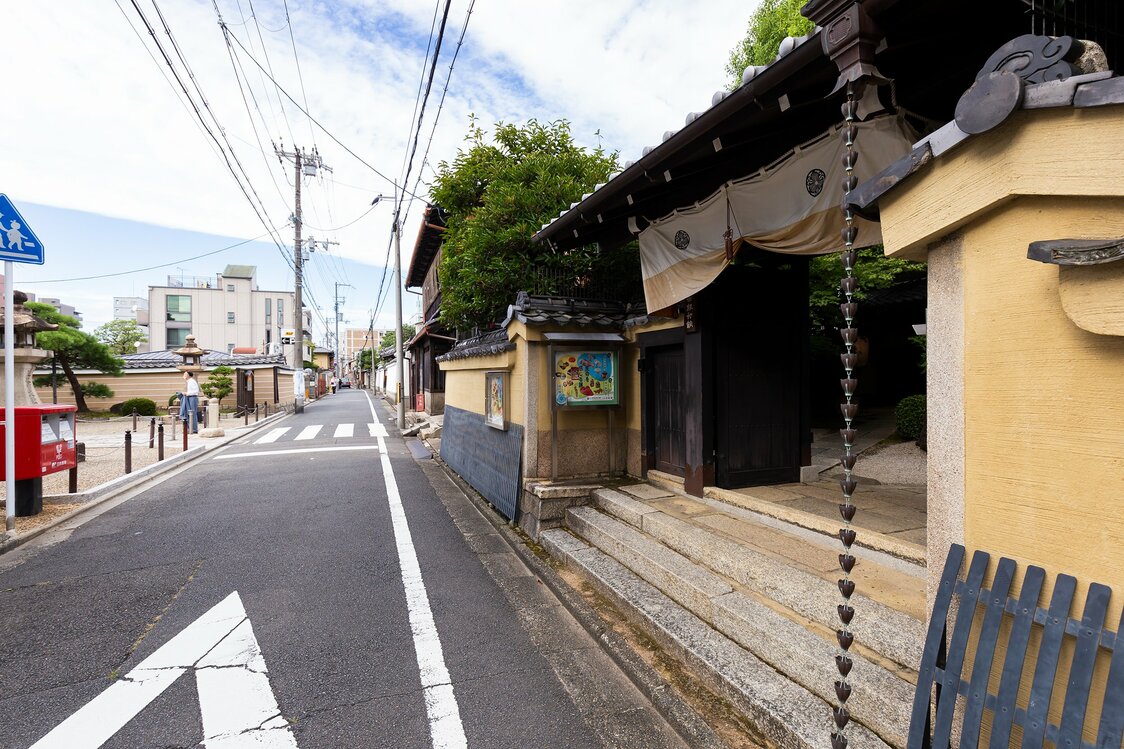 清宗根付館（右）のはす向かい、赤いポストの辺りに壬生寺の表門がある