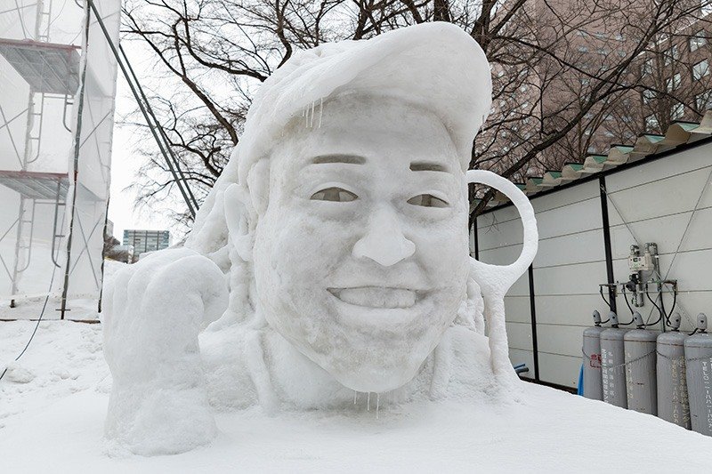 La Plaza de los ciudadanos es el escenario de las originales esculturas de nieve creadas por los residentes locales. La escultura en 9-chōme es de la tenista profesional japonesa Ōsaka Naomi, mientras que 12-chōme luce una escultura de Chiko-chan, un personaje de un programa de televisión en NHK.