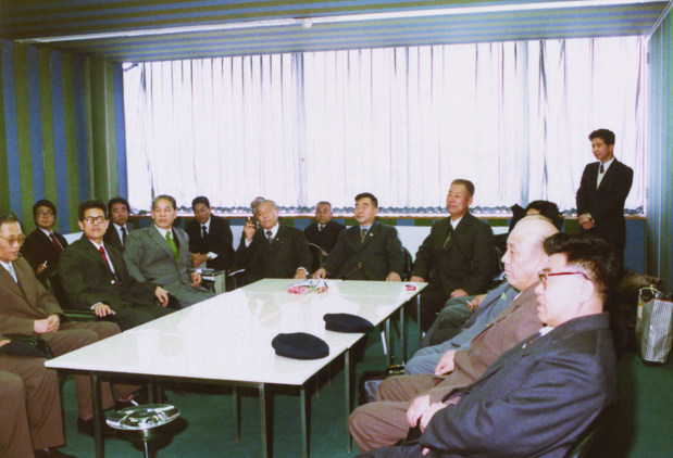 新潟県庁を訪問した黒竜江省三江平原農業工程技術考察団 1980年1月 提供:中山輝也氏