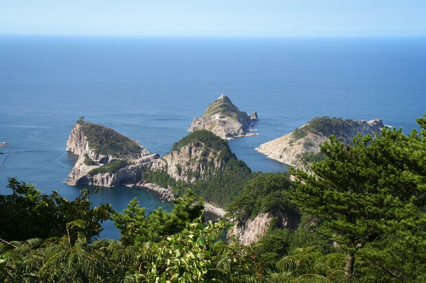 Le littoral de Shirashima, tout au nord de Dôgo fait partie des plus beaux sites naturels et des monuments naturels du Japon. De là, on peut admirer une vue panoramique d’îlots couverts de pins flottant dans les eaux bleues de la mer du Japon. (Avec l’aimable autorisation de la mairie d’Okinoshima)