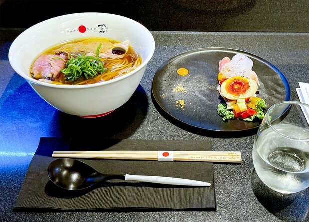 代代木上原“Japanese Soba Noodles 茑”拉面店的招牌拉面——特制酱油荞麦面，3000日元（摄影：山川大介）