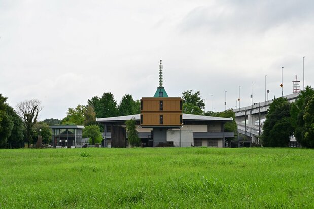 御前栽畑のあった辺りから撮影した現在の木母寺。地震や火災、水害に強そうな、防災拠点の寺院ということがよく分かる