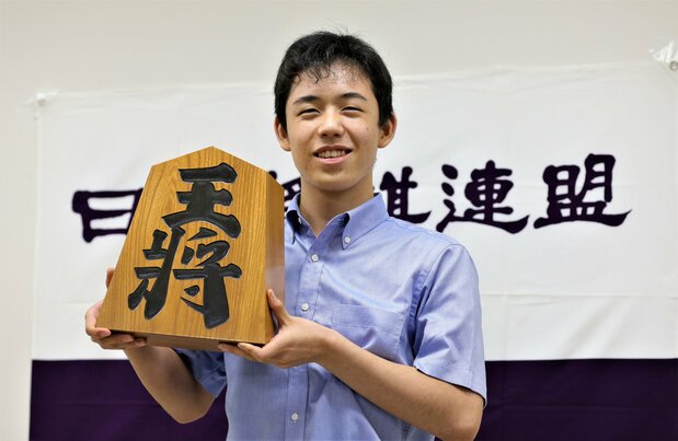 史上最年少でプロデビューを決めた当時の藤井竜王(2016年9月3日、東京都渋谷区) 時事