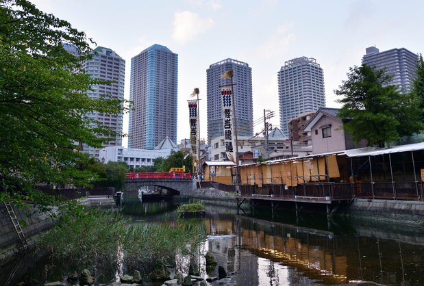 佃堀に立てられた大幟と佃小橋。祭りが終わると、佃小橋の北側の水中に保管される