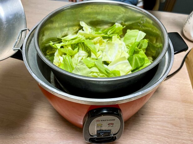 食材と調味料を入れた内鍋を電鍋にセット