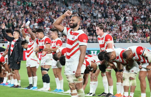 ラグビーW杯準々決勝・日本-南アフリカ。南アフリカ戦の後、ファンにあいさつするリーチ(中央)ら日本代表=2019年10月20日、東京スタジアム(時事)