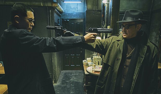 Una escena llena de tensión en la que Ichikawa se ve acorralado por Chikao (Toyokawa Etsushi), asesino rival ©2019 Ichido mo uttemasen Film Partners