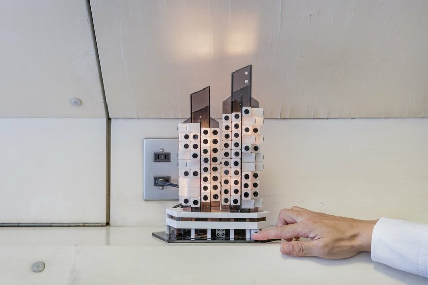 2021年時点で現存する数少ないメタボリズム建築の1つ「中銀カプセルタワービル」(黒川紀章設計、1972年竣工)の模型。関根隆幸さんが所有する同ビルの一室にて。2016年7月23日撮影 © Jérémie Souteyrat