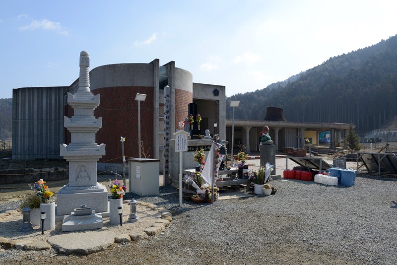 大川小の校門前に設置された供養塔