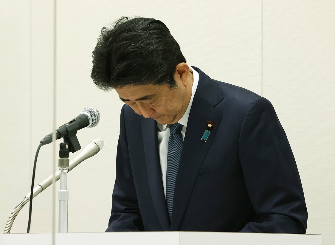 後援会主催の「桜を見る会」前夜祭をめぐる問題で不起訴処分となり、記者会見で一連の経緯を説明し陳謝する安倍晋三前首相（時事）
