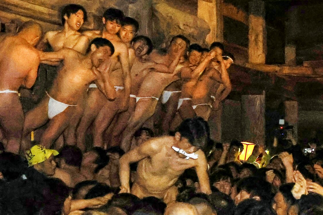 最後の争奪戦。取り主は「今まで経験したことのないほど多くの人に見守られ、記憶に残る素晴らしい祭りになった」と感涙していた（2024年2月17日撮影）