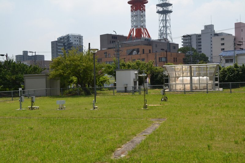 茨城県・水戸地方気象台の観測露場（撮影：古川武彦）