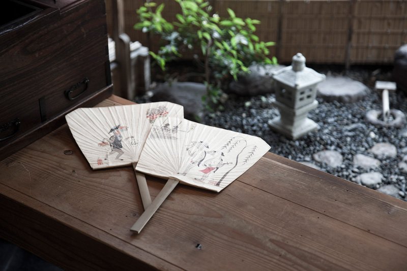 Two fans featuring original designs (¥550 each).