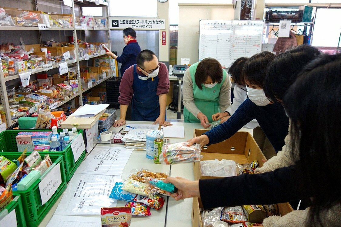 倉庫に集められた食品は賞味期限別・種類別に分類される。フードドライブ体験学習会で（筆者撮影）