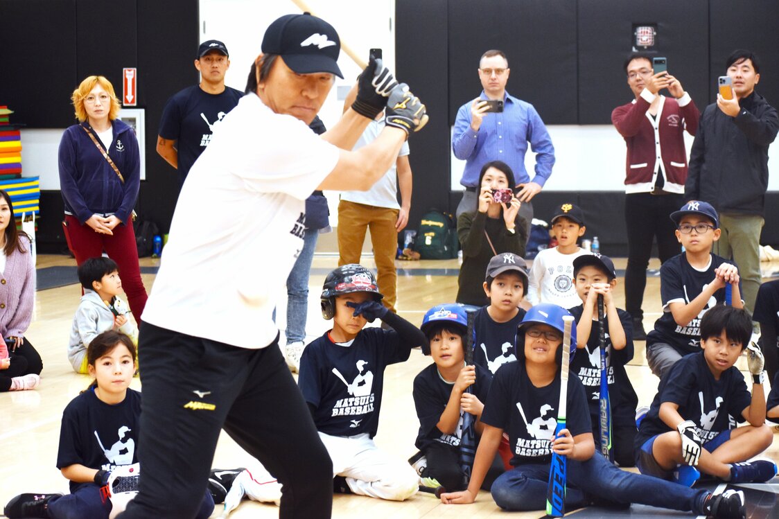 野球教室で打撃を披露する松井秀喜さん（2023年10月29日、米ニューヨーク州）　時事