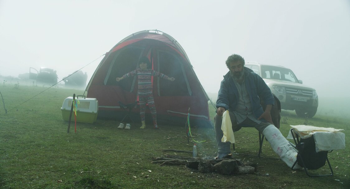 無邪気にはしゃぐ次男と文句ばかり言う父　©JP Film Production, 2021