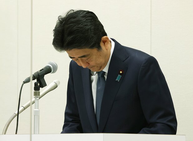 日本前首相安倍晋三未因牵涉“赏樱会”相关问题遭到起诉，在记者会上他解释了一系列经过，并向公众致歉（时事社）