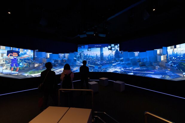 Visitors enjoy a pavilion exhibit. (© Nippon.com)