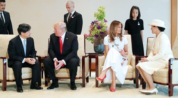 米国のドナルド・トランプ大統領夫妻と会見される天皇、皇后両陛下=2019年5月27日、皇居・宮殿「竹の間」(時事)