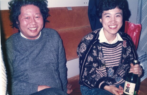 立花氏(左)と筆者(1989年、夜行寝台列車内にて) 朝日新聞社早坂元興撮影