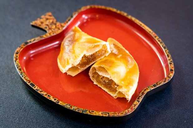 À l’intérieur, une confiture de pommes faite maison utilisant uniquement des pommes de la variété Kôgyoku, également connue sous le nom de Jonathan. La pâte moelleuse et la douceur du fruit séduisent les petits comme les grands.