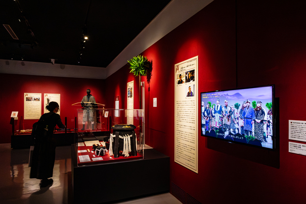 Espacio expositivo con imágenes de las actuaciones en la Exposición Universal de Osaka-Kansai de 2025, elementos escénicos y otros materiales.