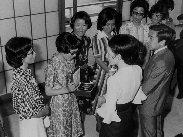 Tabei Junko (second from left) meets on June 20, 1975, with Akihito and Michiko, then crown prince and princess, at the Akasaka Imperial Residence in Tokyo after becoming the first woman to reach the summit of Mt. Everest. (© Jiji)