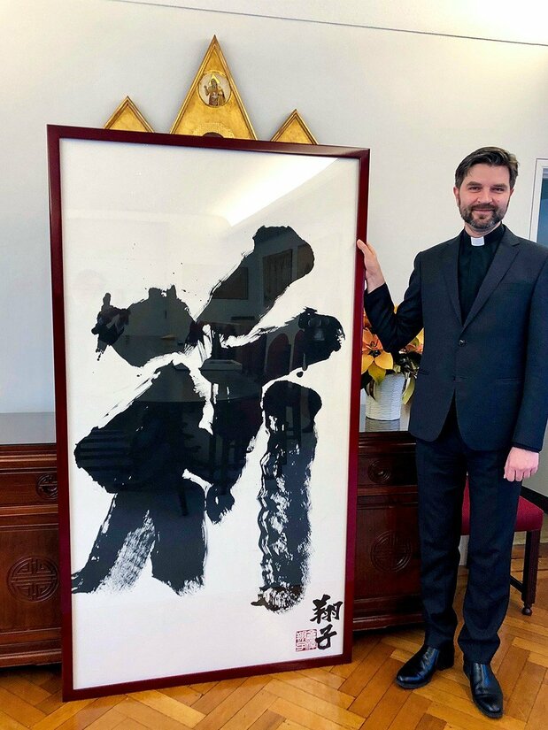 寄贈された書を受け取る東京都千代田区ローマ法王庁大使館ヴェチェスラヴ・トゥミル参事官(写真提供=金澤翔子事務所)