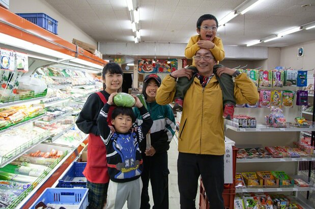 Takada with his wife and kids. Miki oversees both in-store and mobile operations. (© Ōnishi Naruaki)