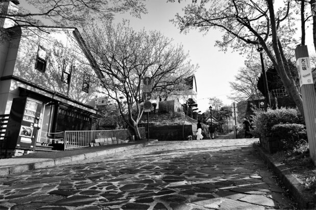 大三坂・坂上。 左手のCafé「元町茶寮」のあたりに長谷川一家が住んでいた。奥に英国系の聖ヨハネ教会を臨む(2010)