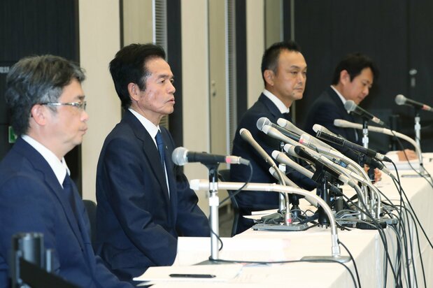 保険金の不正請求問題を受け、記者会見する中古車販売大手・ビッグモーターの兼重宏行社長(左から2人目)ら=25日、東京都港区(時事)