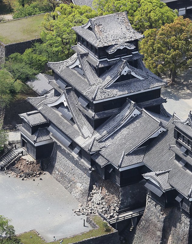 El castillo de Kumamoto sufrió grandes desperfectos en sus muros de piedra y en su tejado. 15 de abril de 2016, Kumamoto. (Jiji)