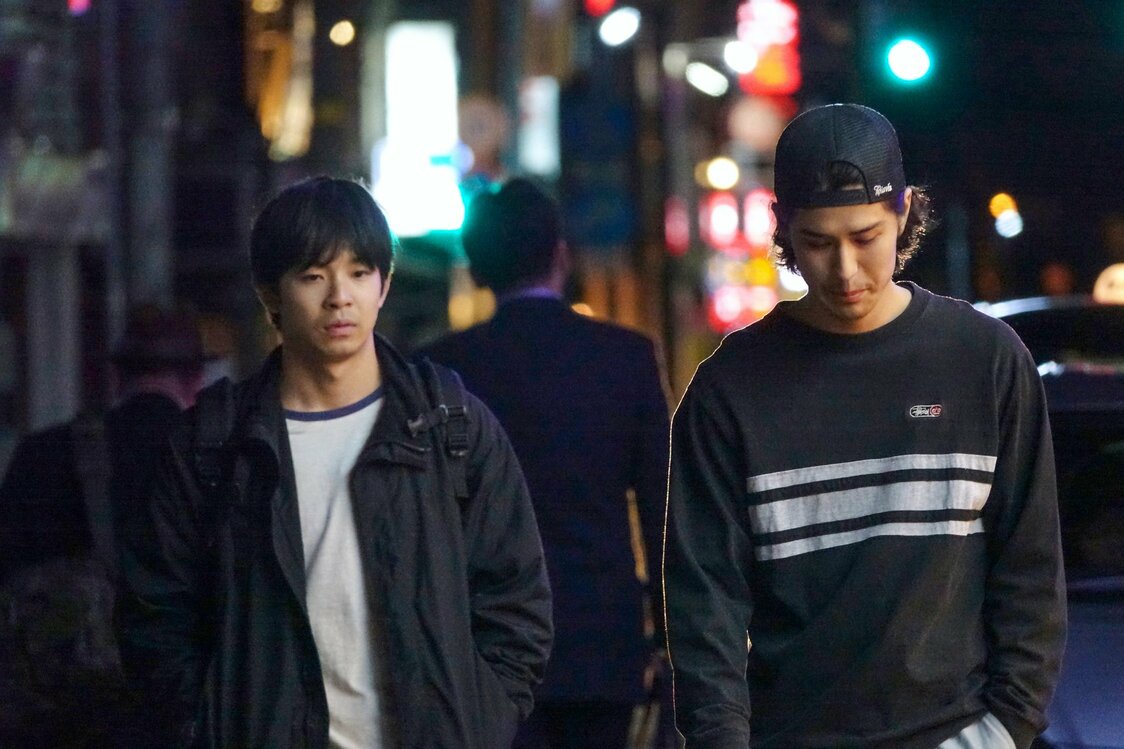 Separado de su esposa e hija, Tasuku lleva una vida sombría en Tokio. En la imagen le acompaña su amigo de la infancia, Shinami. (Kan Ichirō, derecha) © 2020 Comité de Producción de Nakuko wa ineega