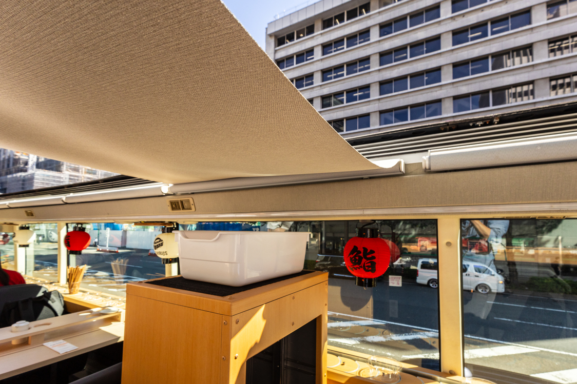 Shades can be extended to shield passengers from sunlight. (© Nippon.com)