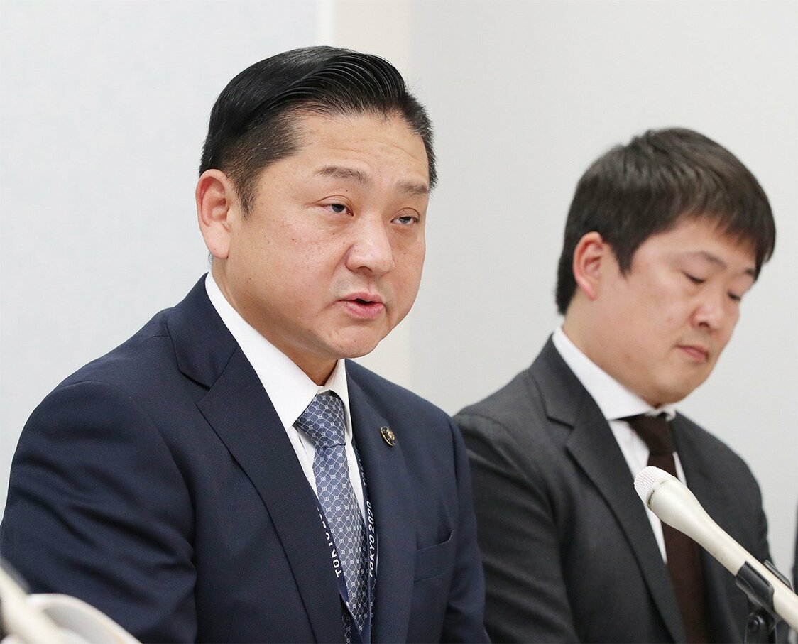 ふるさと納税訴訟／記者会見する大阪府泉佐野市長（左）＝2020年1月30日、大阪市北区（時事）