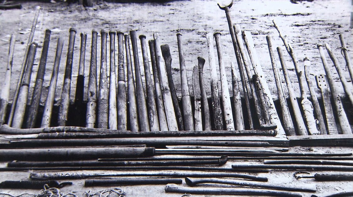 捕虜たちが手作りした野球のバット。決起の際にはこれを持って機関銃で武装する監視兵に立ち向かった　©瀬戸内海放送