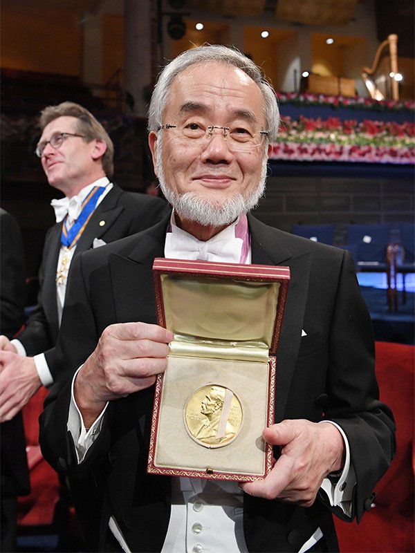 Ōsumi Yoshinori, honorary professor at the Tokyo Institute of Technology, holds his Nobel medal after the award ceremony in Stockholm, Sweden, on December 10, 2016. (© Jiji)