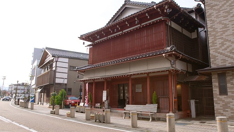 Au sein de Hanayakata se situe la maison de thé Fukusa, où les visiteurs peuvent déguster de petites douceurs avec leur thé. Vous pouvez également vous initier à fabriquer du onsen-dôfu, du tofu utilisant directement l’eau des sources.