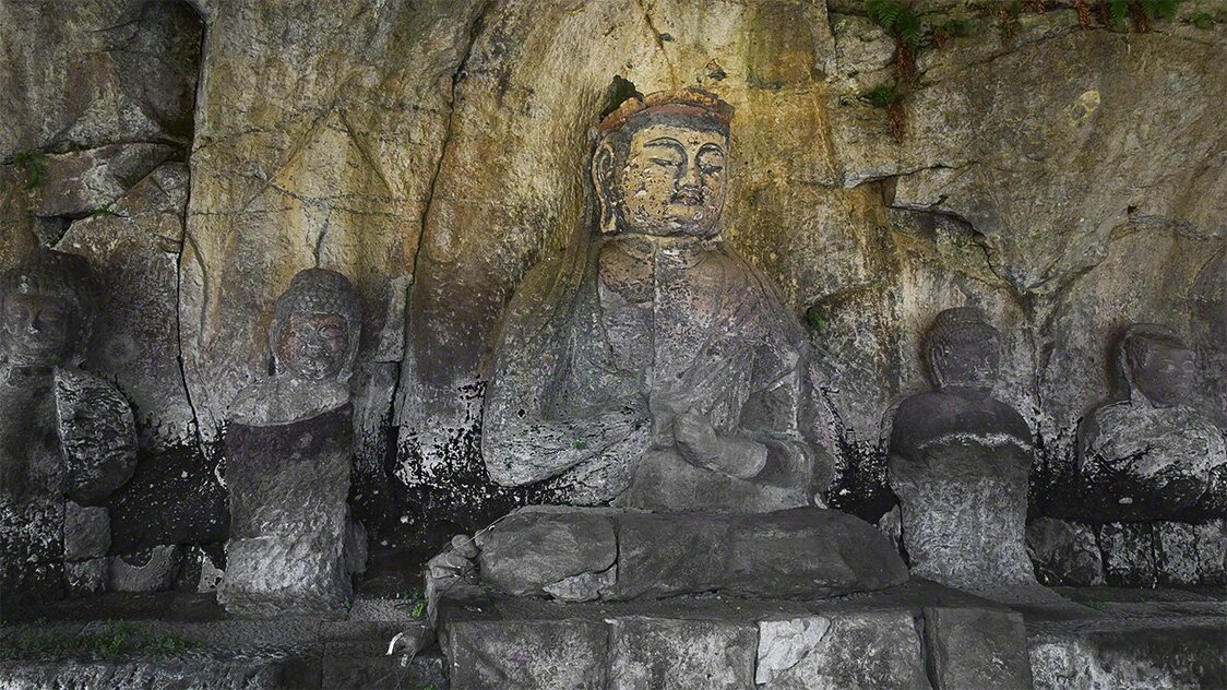 The Dainichi Nyorai, the supreme cosmic Buddha, is flanked by 12 attendant figures at the center of the Furuzono cluster. (© Muda Tomohiro)