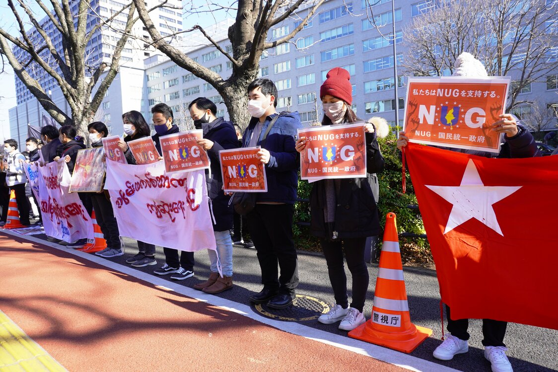 ミャンマー人と共に支援活動を続ける石川さん（右から3人目）