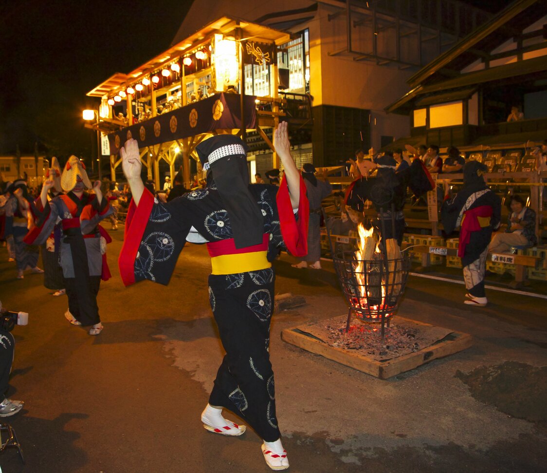 黒頭巾に藍染め浴衣の妖しい姿は、亡者供養踊りの名残を感じさせる