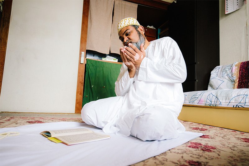 علي وهو يصلي ويتضرع إلى الله بالمنزل.