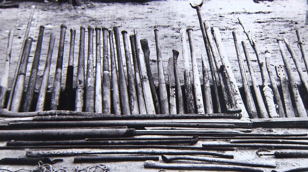 捕虜たちが手作りした野球のバット。決起の際にはこれを持って機関銃で武装する監視兵に立ち向かった ©瀬戸内海放送