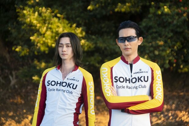 El jefe del club de ciclismo, Kinjō Shingo (Ryūsei Ryō, derecha), estudiante de tercer año, y Makishima Yūsuke (Yanagi Shuntarō). El director llamaba a Ryūsei “señor”; al parecer estos dos actores, mayores que los demás, tomaron la iniciativa a la hora de organizar la escena a rodar ©2020 Comité de producción de Yowamushi pedal ©Watanabe Wataru (Akita Shoten) 2008