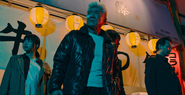 أوزاوا هيتوشي، في المنتصف في أحد مشاهد فيلم مدينة الأشرار. (© لجنة إنتاج فيلم مدينة الأشرار 2022).